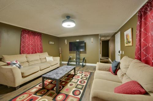 8 Mi to Dtwn Greenville: Bethel Home w/Yard