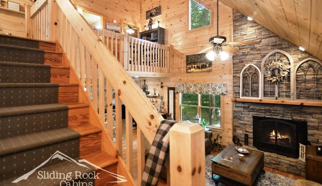 A Creek Runs Thru It, Hot Tub, Creekfront, pet friendly 3/3, fireplc., WIFI