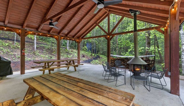 A-Frames Under the Canopy- Pet Friendly, WiFi, Fireplace in Pine Ridge