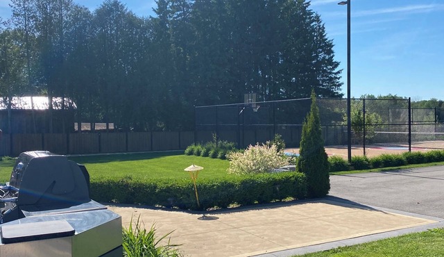 A true getaway. Pool cabana pickleball .10 acres fully manicured. in Whitby