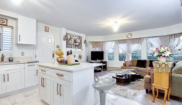 Absolute 2BDR Q E/Riley Park/Main/Cambie Garden Retreat/mins Downtown/Parking in Vancouver