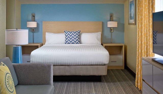 Affordability Meets Comfort! Pets Are Welcome, Free Breakfast! in Cincinnati