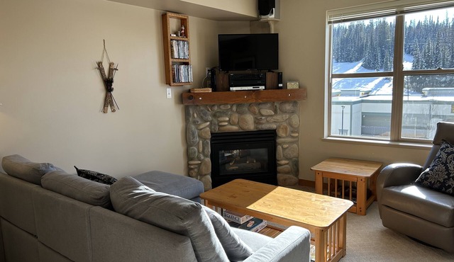 Affordable fully equipped Creekside condo - gas fireplace, BBQ, pet-friendly! in Silver Star Mountain