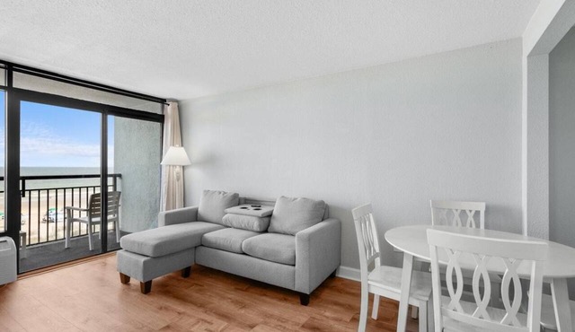 Airy Oceanfront Suite 4th Flr with Breakfast