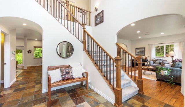 Alaska Forest Hideaway, Freshly Remodeled, Hot Tub, King Beds, 4 Bed/2.5Bath