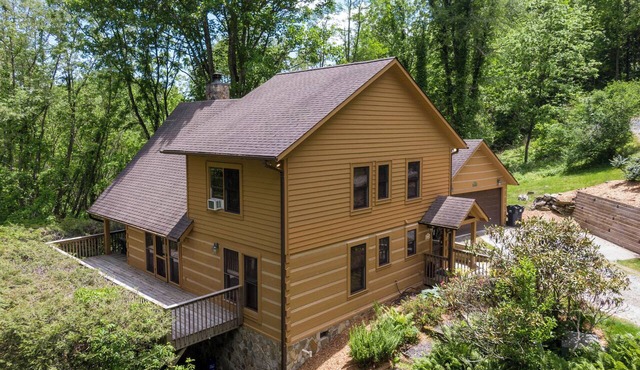 Almost Heaven: Pet-Friendly Cabin with Yard and Hot Tub in Valle Crucis - Walk to River