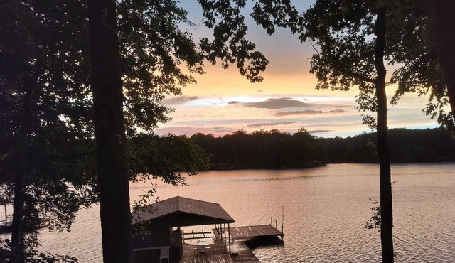Amazing LAKEFRONT Main Lake 5BR/3.5BA House. Quiet Cove, Close to Everything.