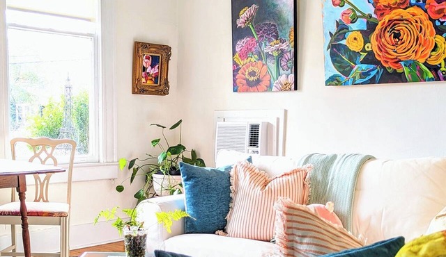 Art on every wall! Northshore one bedroom apartment