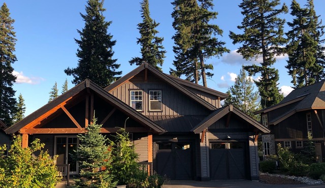 August weekend specials! Golf Course home with hot tub and fire pit! in Cle Elum