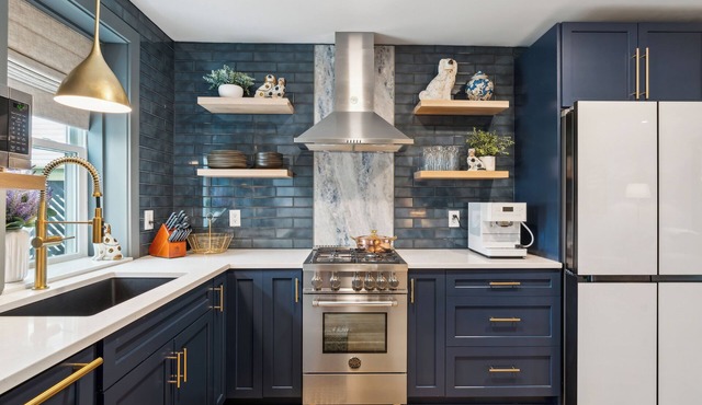 Award Winning Luxury Carriage House a short stroll from town!