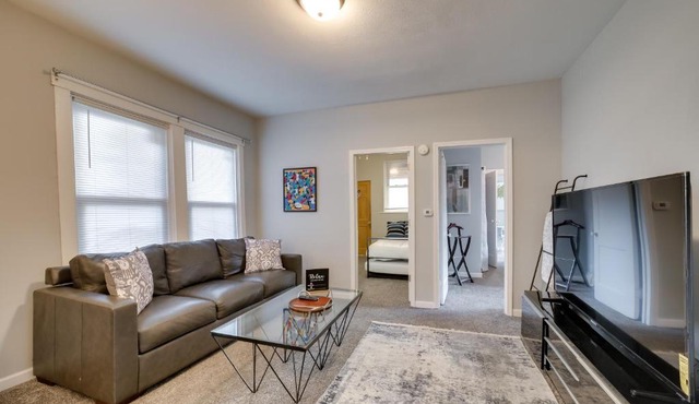 Balcony & Workspace! Apt 5 Mi to Dtwn Pittsburgh in Pittsburgh
