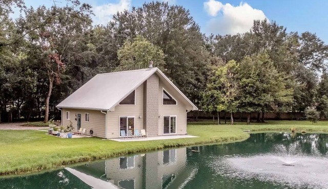 Bayou Getaway - Charming 1-bedroom house on a pond in tranquil Breaux Bridge, LA