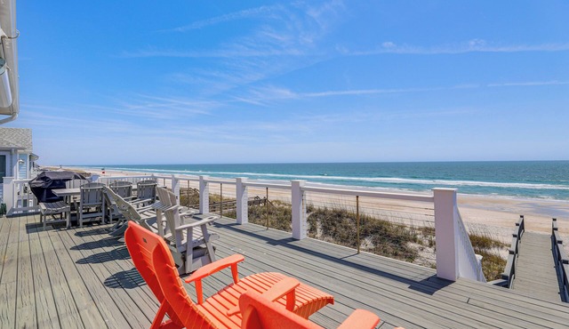 Beachfront Oasis w/2 Large Decks, BBQ & Views!