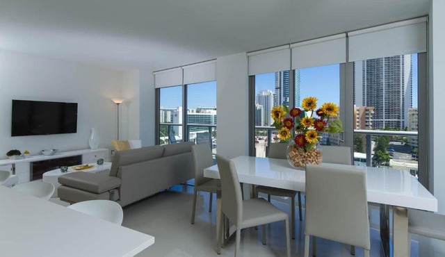 Beachwalk Resort - Luxurious & Spacious 3/3 Condo in Hallandale Beach