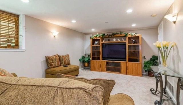 Beautiful 3-bedroom townhome in peaceful Bolingbrook with AC