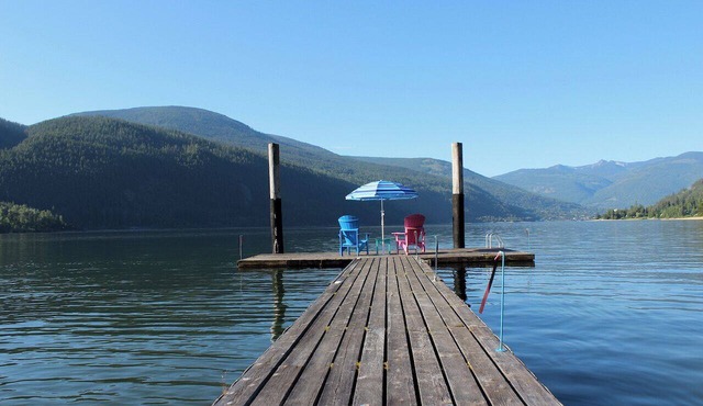 Beautiful Beach front cottage near Nelson, BC in Nelson