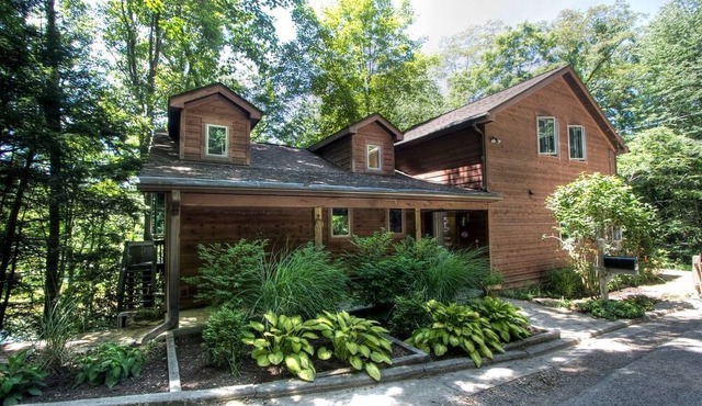 Beautiful Cabin with Hot Tub Surrounded by Trees in Confluence, Pennsylvania in Confluence
