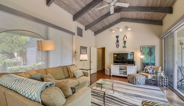 Beautiful Coastal Getaway in South Beach Marina Area!