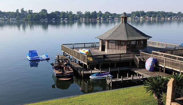 Beautiful False River 3BR Lake House, 1st & 2nd floor Living rooms & Balconies in New Roads