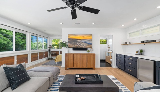 Beautiful, large studio in the heart of Lanikai, just one block from the beach!