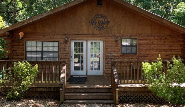 Beautiful Log Cabin. Sleeps 2-8. Reds Landing boat ramp .5 mi away. A+ fishing. in Norfork
