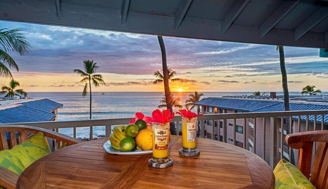 Beautiful Ocean view unit | AC | WiFi | Walk to Town | Kona Reef F22