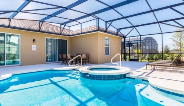 Beautiful resort pool home, jacuzzi, great location, disabled access!