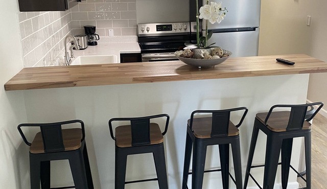 Beauty one-bedroom apartment mins for downtown. In mid-town