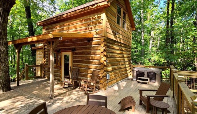 Beehive Treehouse, Hot Tub, WIFI, Barnwood Builders Homemade History episode!