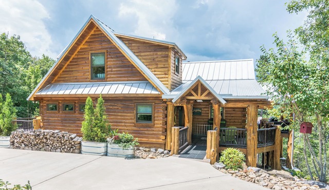 Big Sky Lodge 5 Br + Bonus-4 Ensuites, Mt Views, hot tub, game room,Pet friendly