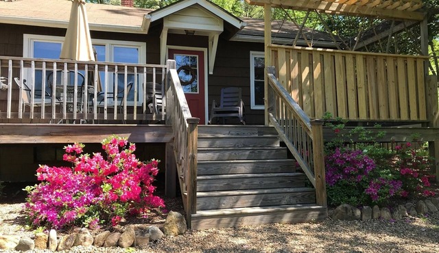 Black Mtn.Hideaway: Romantic Mtn.Views, Hot Tub, & Pet Friendly!