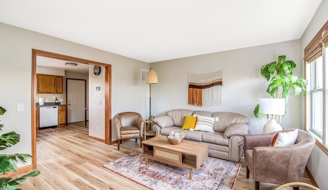 Boho Bungalow- bright, 2-bed condo/outdoor space in Creston
