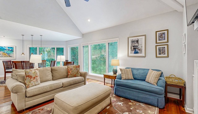Bold villa with grill, outdoor shower & deck - by beach and Camp St. Christopher
