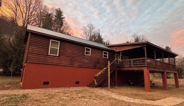BRAND NEW 2-bedroom Riverfront Pet Friendly Cabin in charming Newland