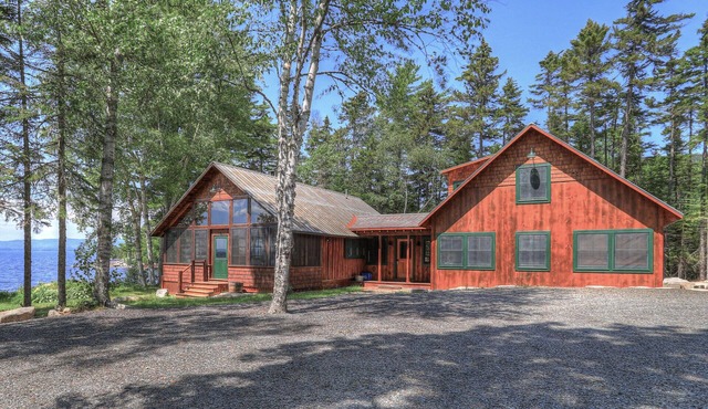 Breakwater Lodge - Gorgeous home on the Eastern Shore of Mooselookmeguntic Lake in Rangeley