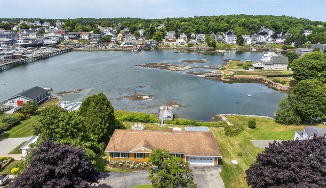 Briar Cove, Designer`s Waterfront Retreat