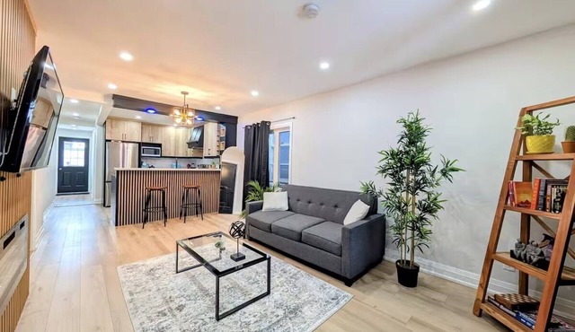 Bright 2BR Home – Walk to Shops & Restaurants in Hamilton