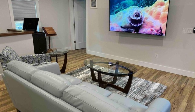 Bright Modern 2BR 2BA with Balcony - King bed-Fast Wi-Fi 75 inch OLED TV