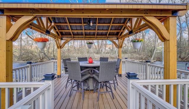 Bristol Retreat w/Creek Access: 2 Mi to Dtwn