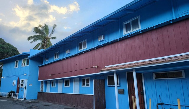 Budget Downtown Studio-H w/Queen Bed, Micro-Kitchen AC, WIFI & 4 free Streamers