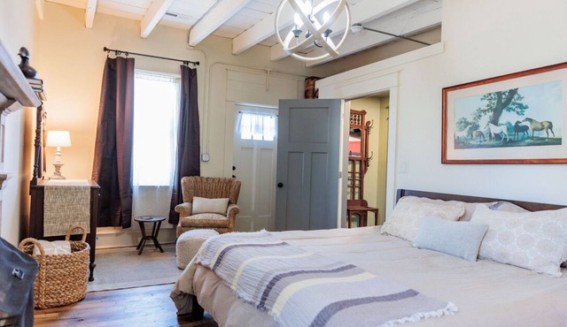 c1815, 3-bedroom Bed & breakfast in charming Historic Brownsburg with WiFi, AC in Rockbridge Baths