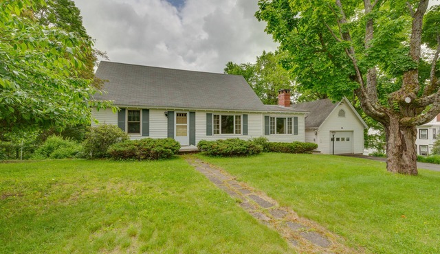 Cape House in Farmington w/Shared Outdoor Pool!