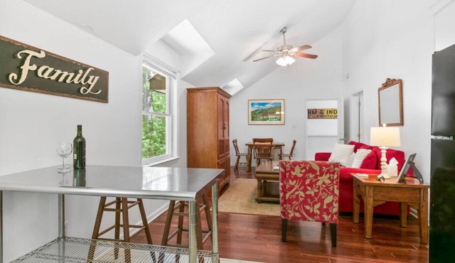 Carriage House and Studio on Historic Inn Property