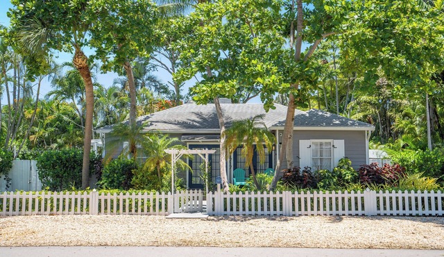Casa Azul -2/1 - Sleeps 6 - Intimate Oasis Central to Excitement-Victoria Park