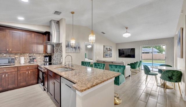 Casa De Paradiso - Modern yet comfy home at the center of it all!