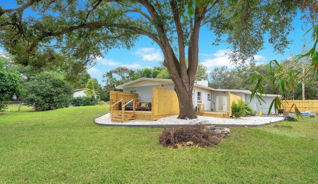 Casa LUNA w/Fireplace + Lake View + 10min to dwtn in Orlando