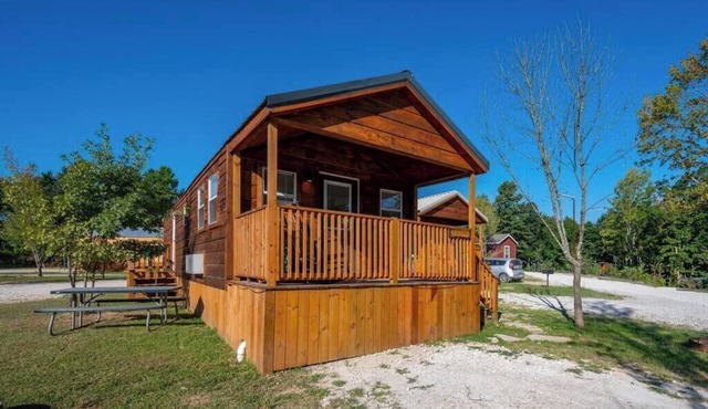 Cedar: Sleeps 3, Tiny Cabin, Pets, Near Park/Lake in Broken Bow