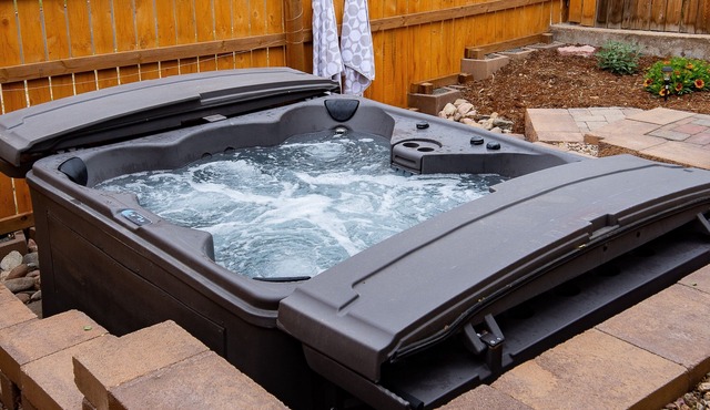 Central Co Springs Home : Hot Tub : Firepit
