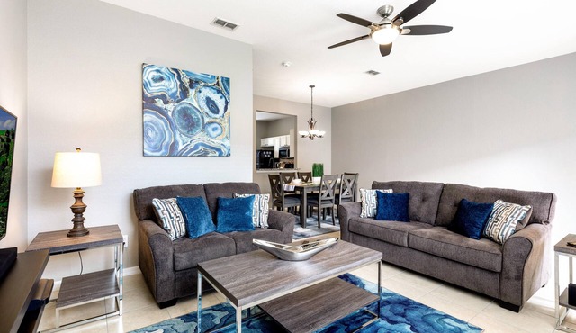 Centrally located Townhome on Regal Palms Resort, 15 mins to Disney