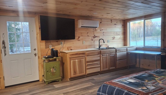 Charming 1-bedroom apartment in Monmouth with AC, WiFi. Several lakes nearby.
